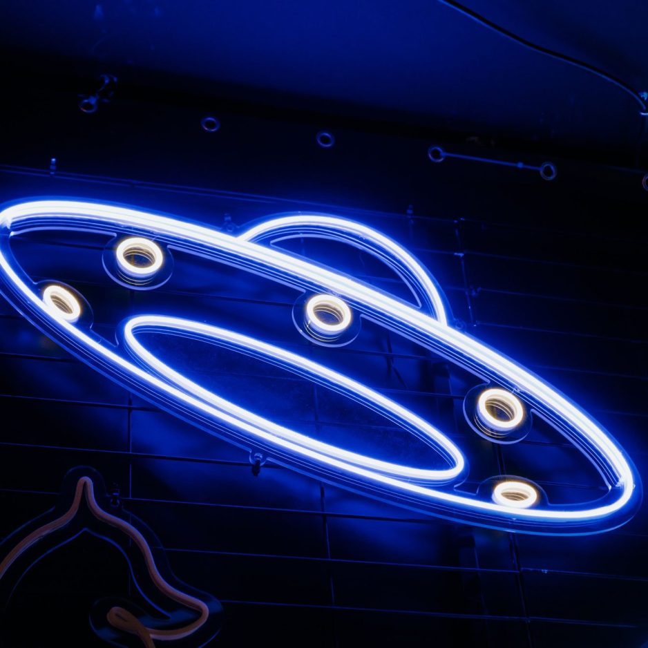 spaceship-neon-sign.jpg